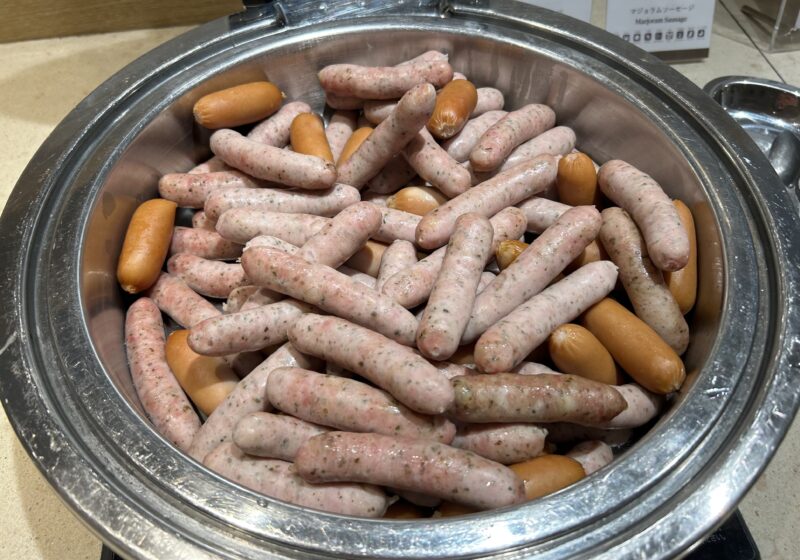 シェラトン・グランデ・トーキョーベイ・ホテルのシェラトンクラブ(クラブラウンジ)「朝食サービス」ポークソーセージ、マジョラム(ハーブ)ソーセージ
