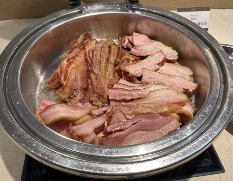 シェラトン・グランデ・トーキョーベイ・ホテルのシェラトンクラブ(クラブラウンジ)「朝食サービス」ベーコン