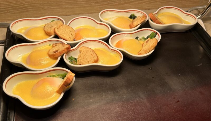 シェラトン・グランデ・トーキョーベイ・ホテルのシェラトンクラブ(クラブラウンジ)「朝食サービス」温玉エッグベネディクト3
