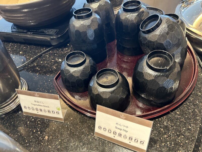 シェラトン・グランデ・トーキョーベイ・ホテルのシェラトンクラブ(クラブラウンジ)「朝食サービス」野菜だし、めんつゆ