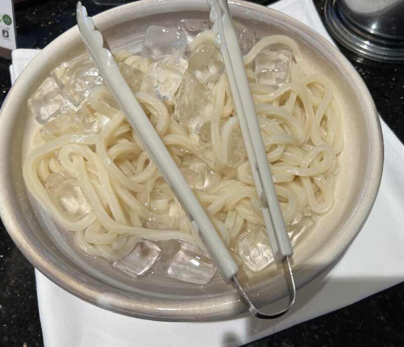 シェラトン・グランデ・トーキョーベイ・ホテルのシェラトンクラブ(クラブラウンジ)「朝食サービス」万能ねぎ、味付け油揚げ、刻み海苔、揚げ玉、鯖の塩焼き