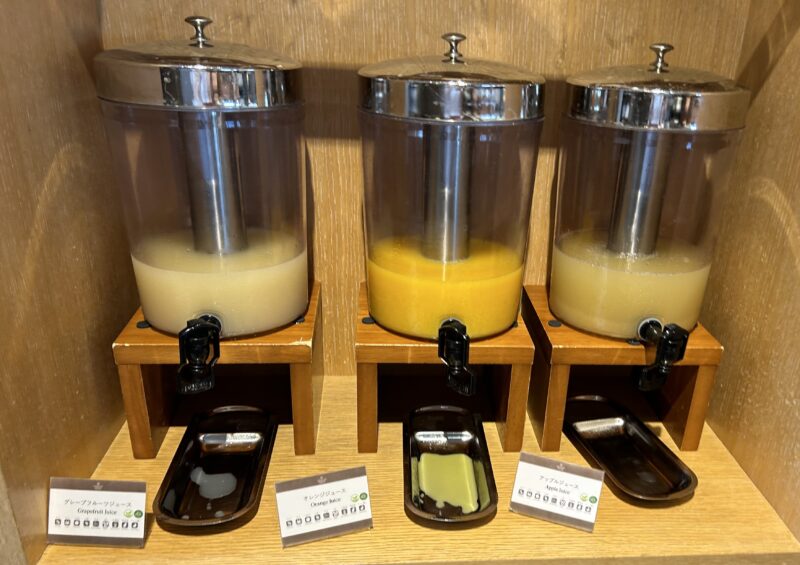 シェラトン・グランデ・トーキョーベイ・ホテルのシェラトンクラブ(クラブラウンジ)「朝食サービス」グレープフルーツジュース、オレンジジュース、アップルジュース