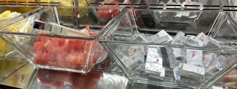 シェラトン・グランデ・トーキョーベイ・ホテルのシェラトンクラブ(クラブラウンジ)「朝食サービス」チーズ、フルーツ