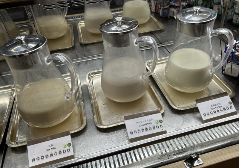 シェラトン・グランデ・トーキョーベイ・ホテルのシェラトンクラブ(クラブラウンジ)「朝食サービス」豆乳、アーモンドミルク、低脂肪牛乳