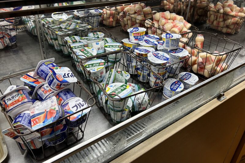 シェラトン・グランデ・トーキョーベイ・ホテルのシェラトンクラブ(クラブラウンジ)「朝食サービス」ヨーグルト、ヤクルト