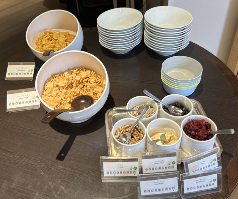 シェラトン・グランデ・トーキョーベイ・ホテルのシェラトンクラブ(クラブラウンジ)「朝食サービス」クルミ、ひまわりの種、レーズン、ローストナッツ、ドライクランベリー、コーンフレーク、コーンフロスト(砂糖がコーティングされたコーンフレーク)