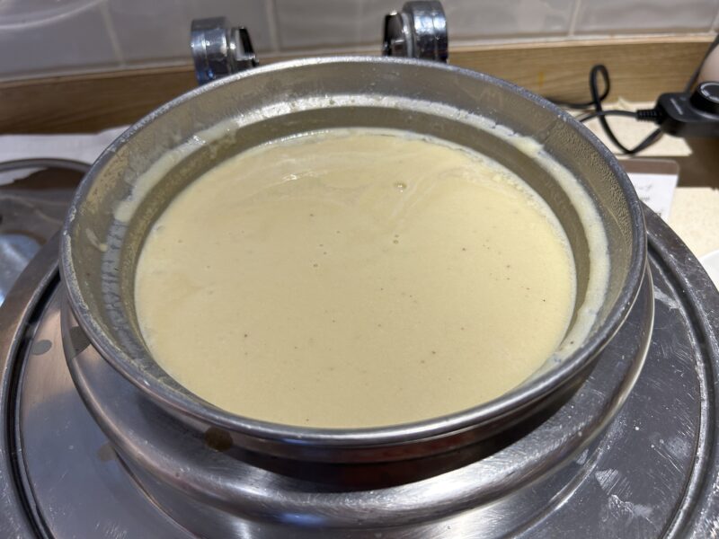 シェラトン・グランデ・トーキョーベイ・ホテルのシェラトンクラブ(クラブラウンジ)「朝食サービス」豆乳さつまいもスープ