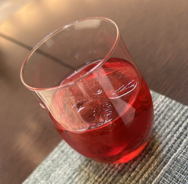 セイボリーが主役のアフタヌーンティー「フォレスト・ブースト」　ウェルカムドリンク クランベリージュース&ジャスミンティー