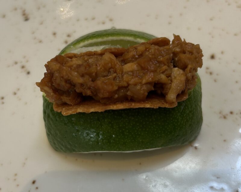 セイボリーが主役のアフタヌーンティー「フォレスト・ブースト」グリルチキンとモレのタコス