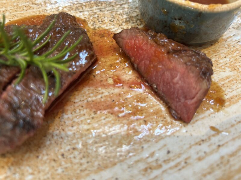 セイボリーが主役のアフタヌーンティー「フォレスト・ブースト」U.Sグリルサーロイン3