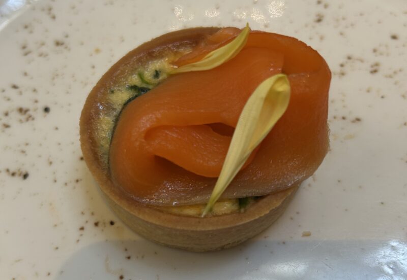 セイボリーが主役のアフタヌーンティー「フォレスト・ブースト」スモークサーモンとチーズのトリュフタルト1