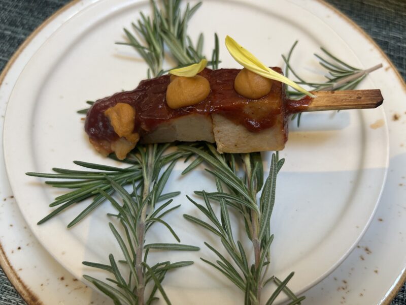 セイボリーが主役のアフタヌーンティー「フォレスト・ブースト」スモークポークベリー、ロメスコソース添え