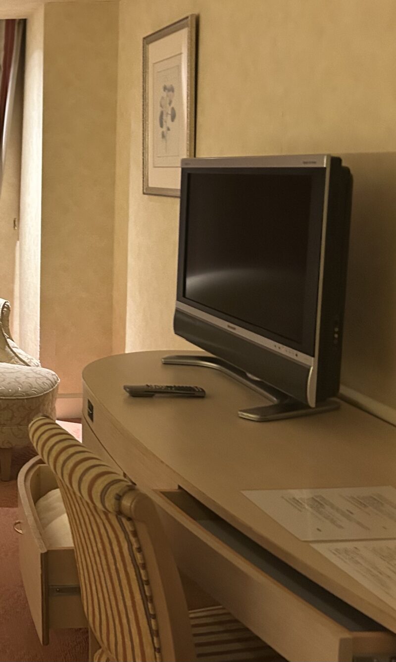 ホテルオークラ東京ベイのデラックスルーム デスク周り1