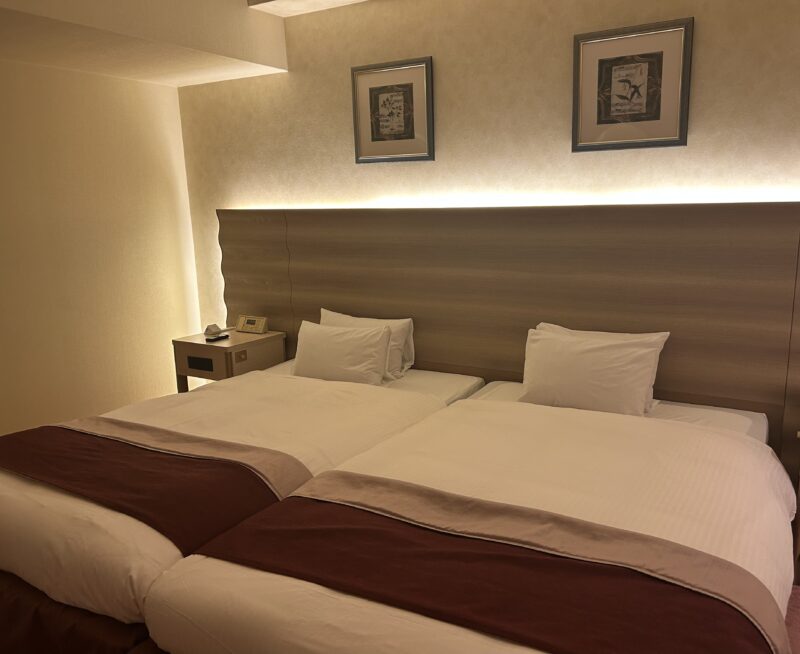 ホテルオークラ東京ベイのデラックスルーム ベッド周り2