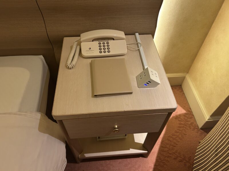 ホテルオークラ東京ベイのデラックスルーム ベッド周り5