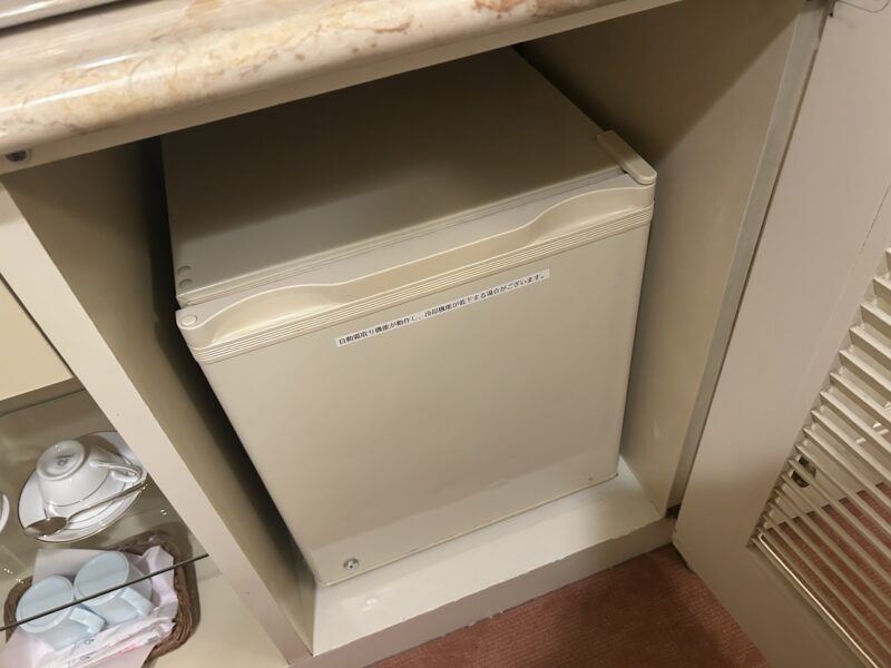 ホテルオークラ東京ベイのデラックスルーム 冷蔵庫1