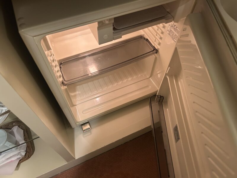 ホテルオークラ東京ベイのデラックスルーム 冷蔵庫2