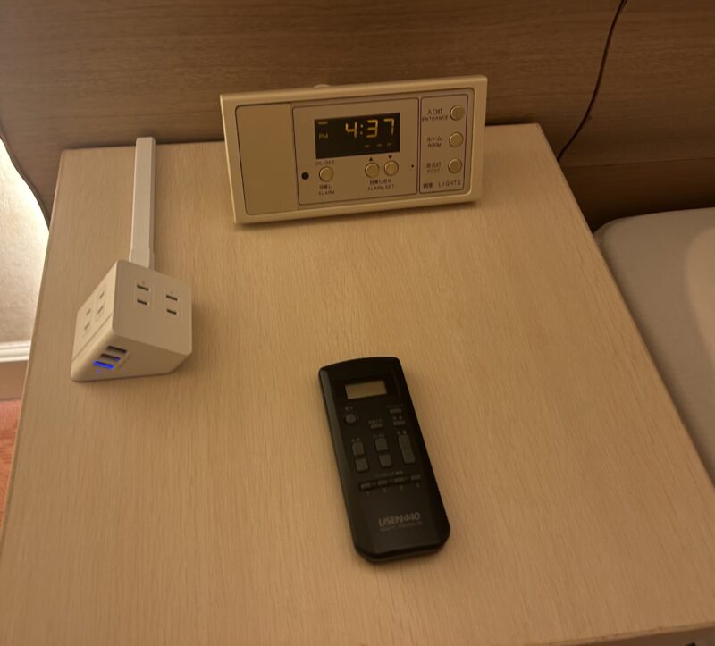 ホテルオークラ東京ベイのデラックスルーム ベッド周り7