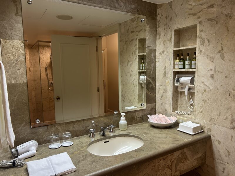 ホテルオークラ東京ベイのデラックスルーム バスルーム1