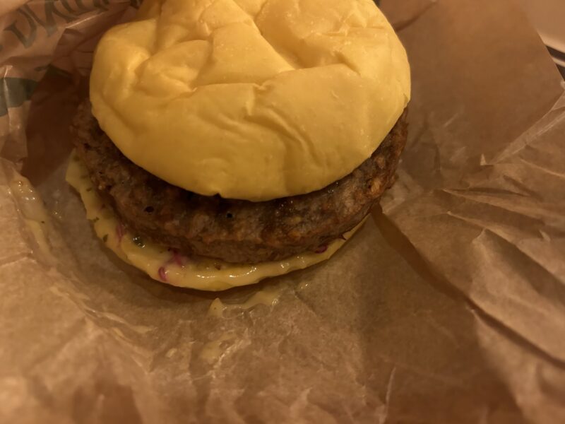 東京ディズニーシー ファンタジースプリングス|スナグリーダックリングのプラントベースバーガー2