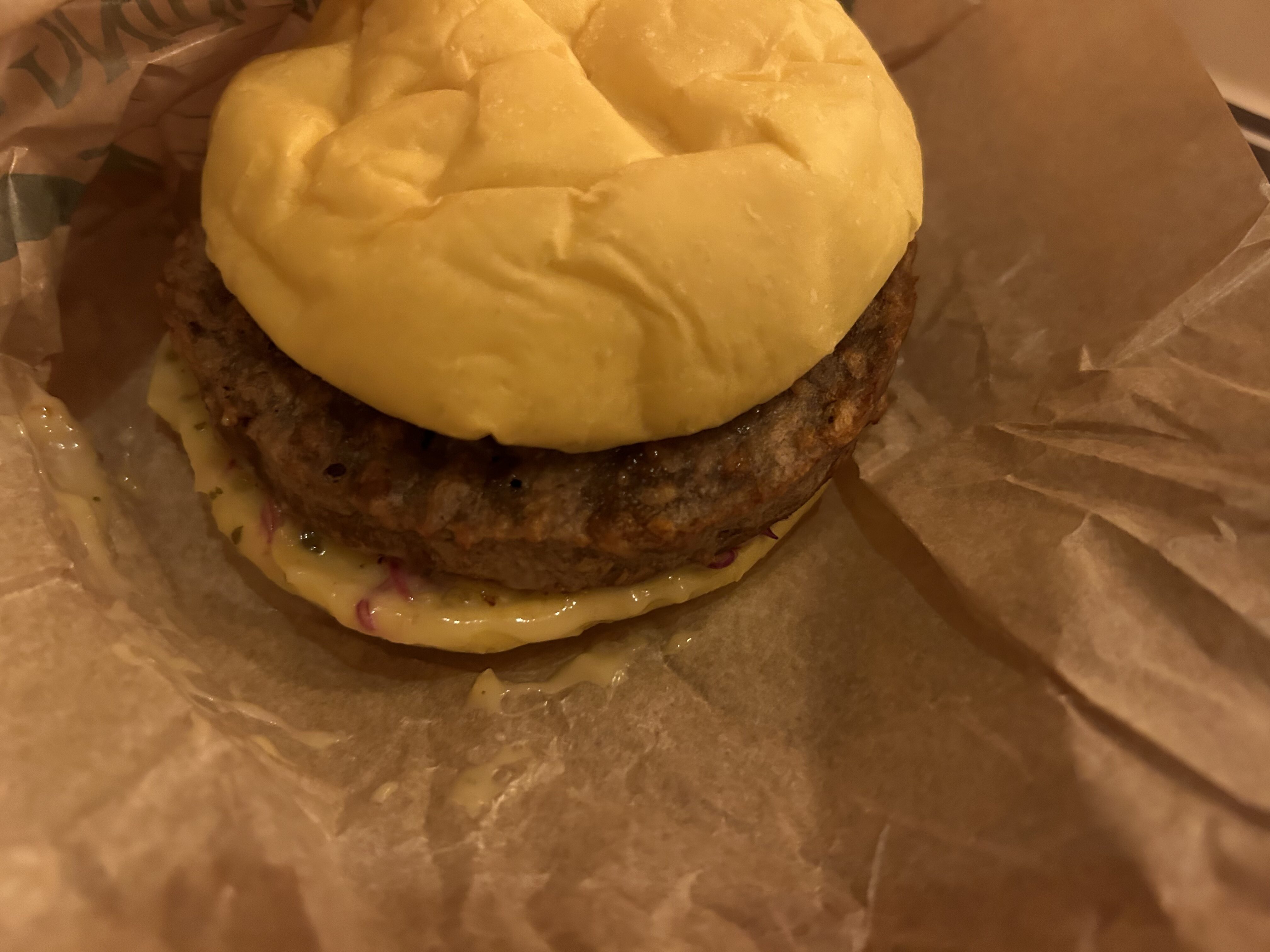 東京ディズニーシー ファンタジースプリングス｜スナグリーダックリングのプラントベースバーガー