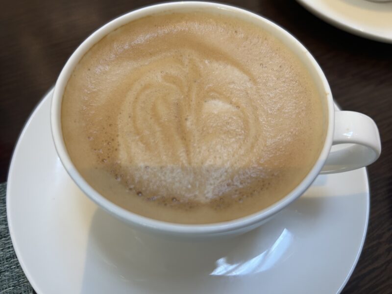 セイボリーが主役のアフタヌーンティー「フォレスト・ブースト」カフェラテ