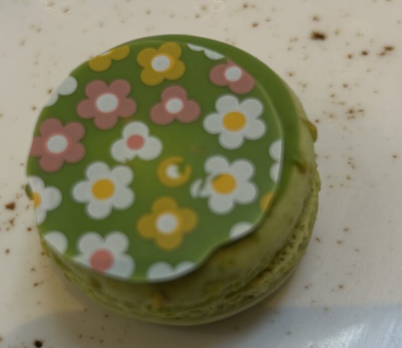 セイボリーが主役のアフタヌーンティー「フォレスト・ブースト」ピスタチオマカロン