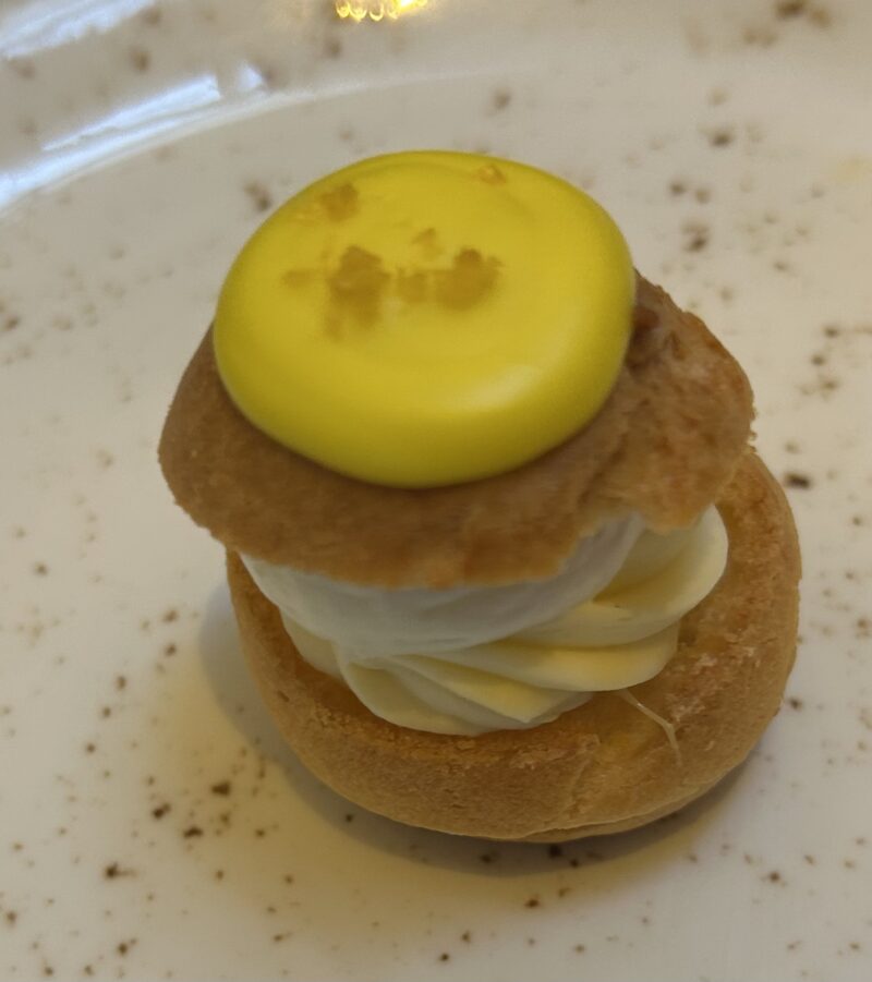 セイボリーが主役のアフタヌーンティー「フォレスト・ブースト」レモンクレームパフ