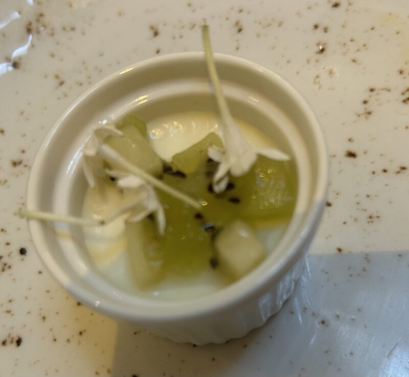 セイボリーが主役のアフタヌーンティー「フォレスト・ブースト」キウイパンナコッタ