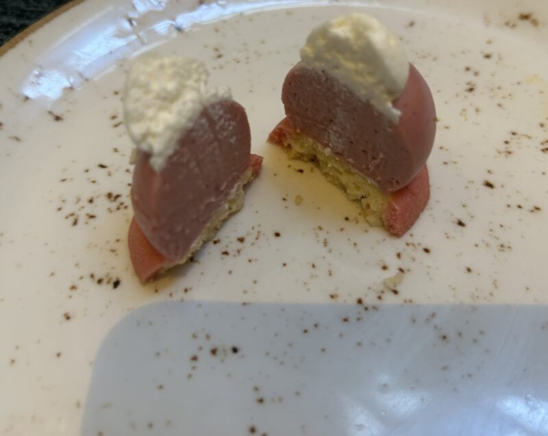 セイボリーが主役のアフタヌーンティー「フォレスト・ブースト」ラズベリーとバラのレアチーズケーキ2