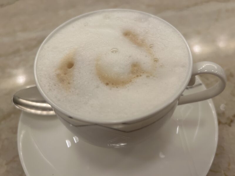 帝国ホテル「ランデブーラウンジ」アフタヌーンティー「ザ・ランデブー」カプチーノ