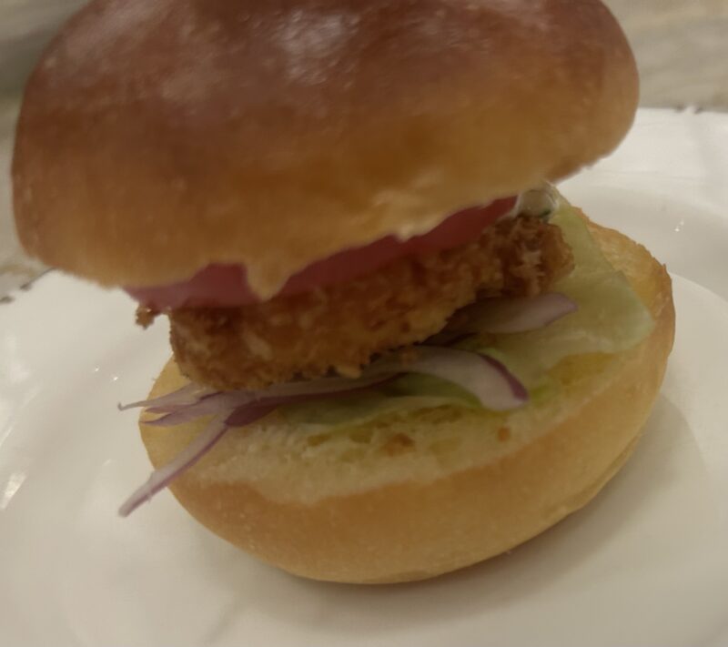 帝国ホテル「ランデブーラウンジ」アフタヌーンティー「ザ・ランデブー」フィッシュバーガー2