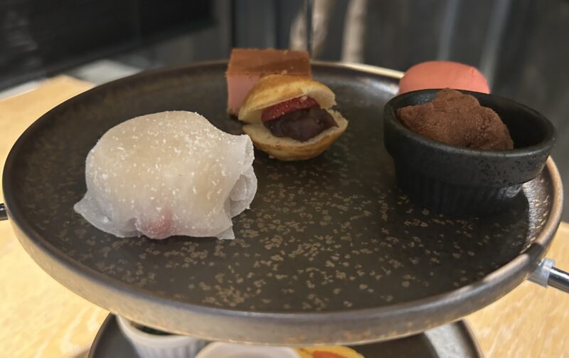 「現代里山料理 ZEN HOUSE」アフタヌーンティー スタンド メニュー 2段目 スイーツ