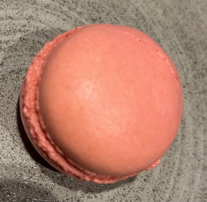 「現代里山料理 ZEN HOUSE」アフタヌーンティー スタンド メニュー 2段目 スイーツ 苺チョコマカロン1