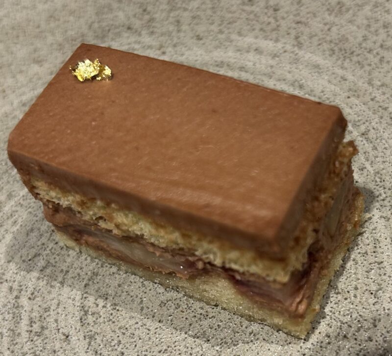 「現代里山料理 ZEN HOUSE」アフタヌーンティー スタンド メニュー１段目 スイーツ チョコショートケーキ
