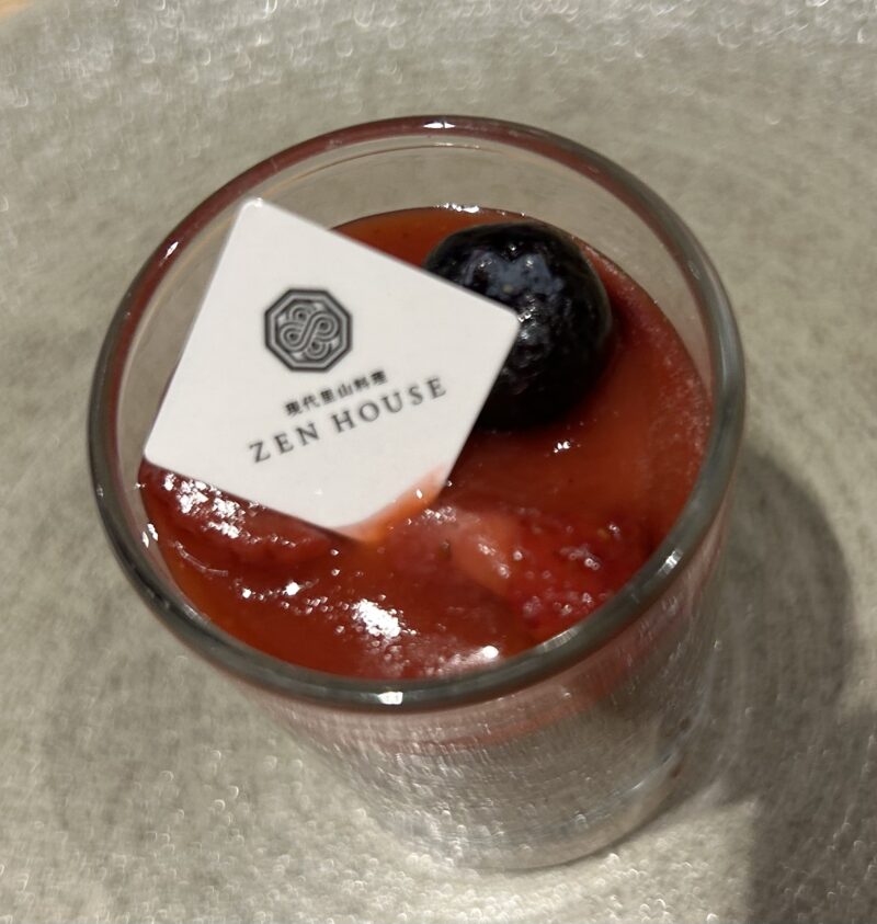 「現代里山料理 ZEN HOUSE」アフタヌーンティー スタンド メニュー１段目 スイーツ 苺ショコラムース1