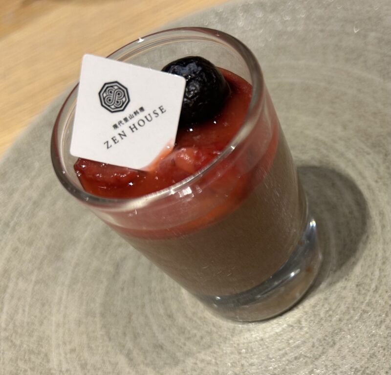 「現代里山料理 ZEN HOUSE」アフタヌーンティー スタンド メニュー１段目 スイーツ 苺ショコラムース2