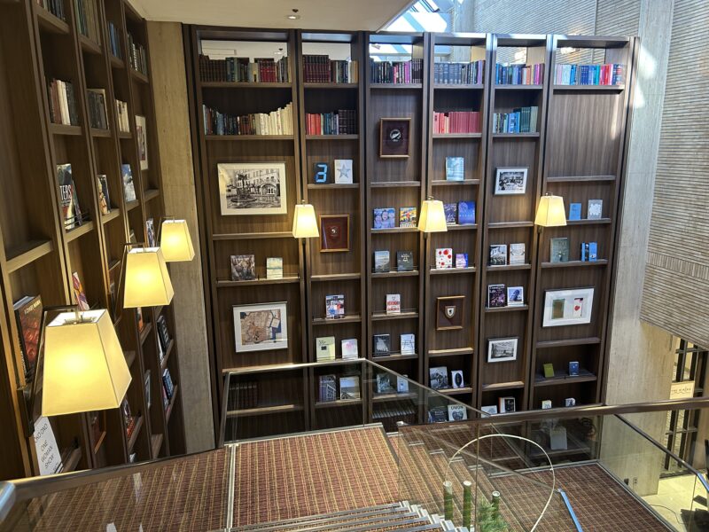 芝パークホテル2階のライブラリ3