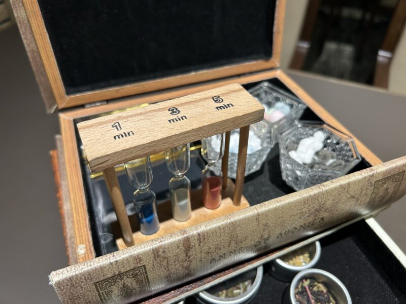 芝パークホテル「ザ ダイニング」アフタヌーンティー 洋書型BOX1