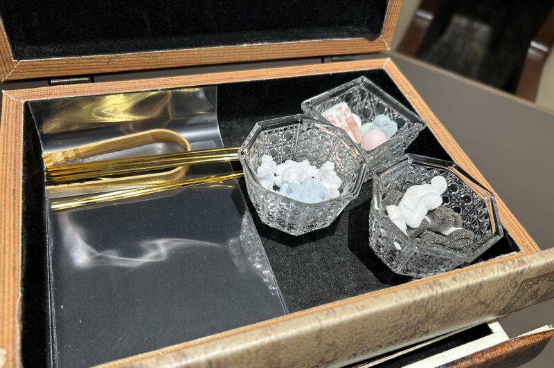 芝パークホテル「ザ ダイニング」アフタヌーンティー 洋書型BOX4