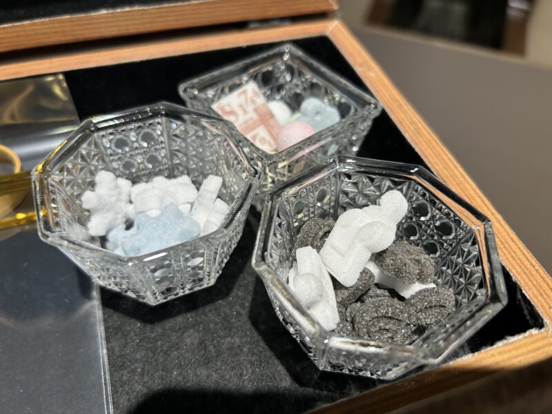 芝パークホテル「ザ ダイニング」アフタヌーンティー 洋書型BOX3