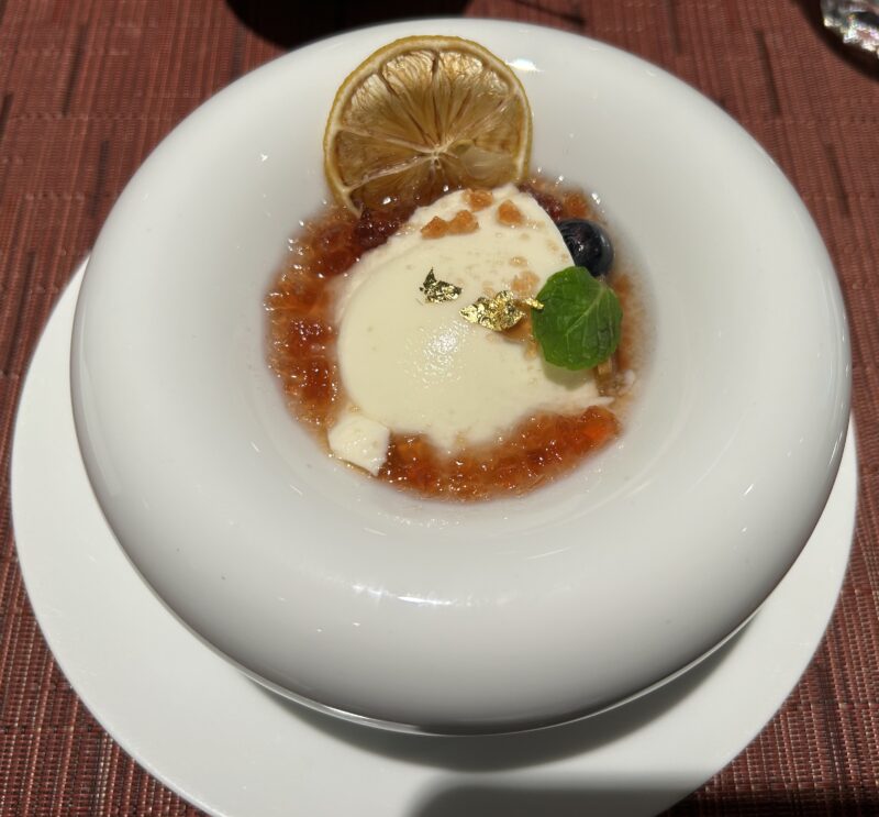 芝パークホテル「ザ ダイニング」アフタヌーンティー 山査子(さんざし)ジュレ掛け杏仁豆腐