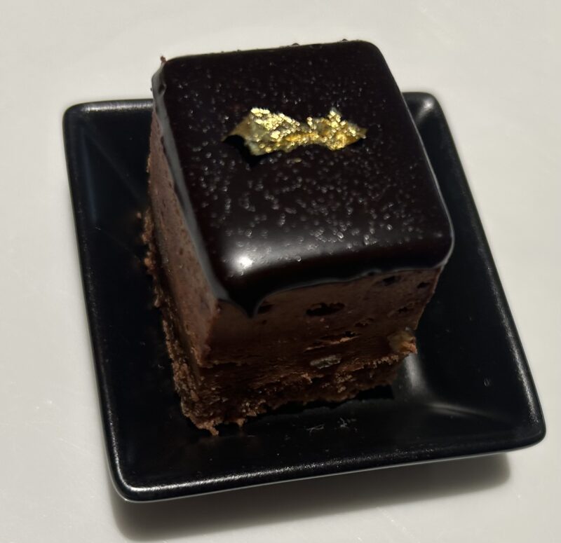 芝パークホテル「ザ ダイニング」アフタヌーンティー チョコレートムース オペラ風