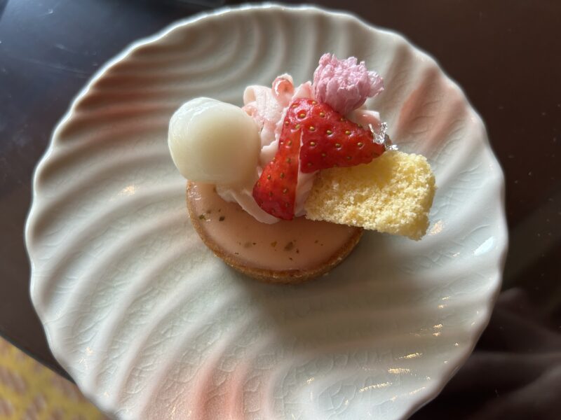 シェラトン都ホテル東京「ロビーラウンジ　バンブー」桜のアフタヌーンティー スペシャルスイーツ