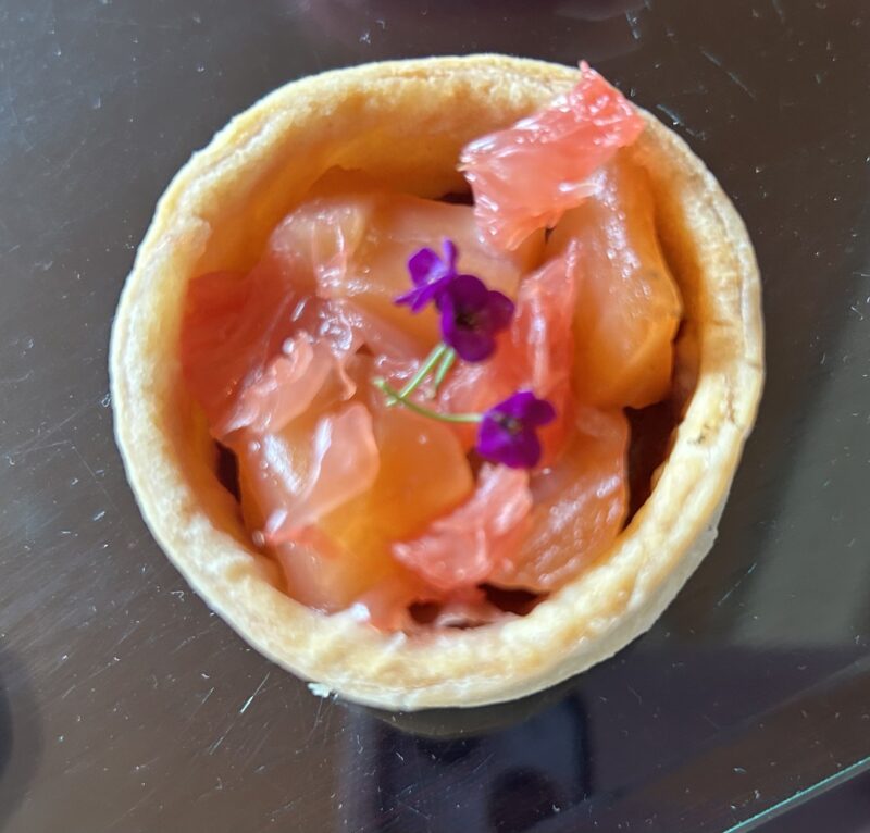 シェラトン都ホテル東京「ロビーラウンジ　バンブー」桜のアフタヌーンティー サーモンとアサイーのタルトレット