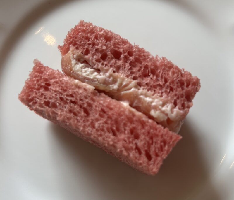 シェラトン都ホテル東京「ロビーラウンジ　バンブー」桜のアフタヌーンティー 赤カブ漬とクリームチーズ　生ハムのサンドウィッチ1