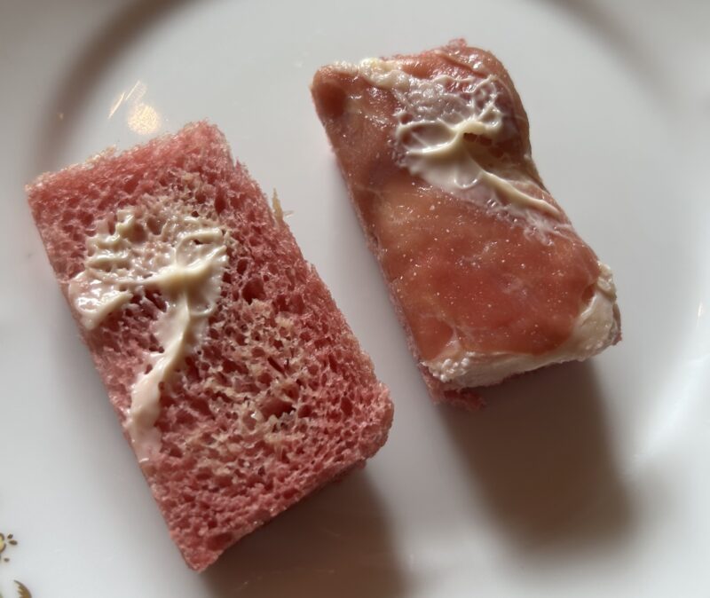 シェラトン都ホテル東京「ロビーラウンジ　バンブー」桜のアフタヌーンティー 赤カブ漬とクリームチーズ　生ハムのサンドウィッチ2