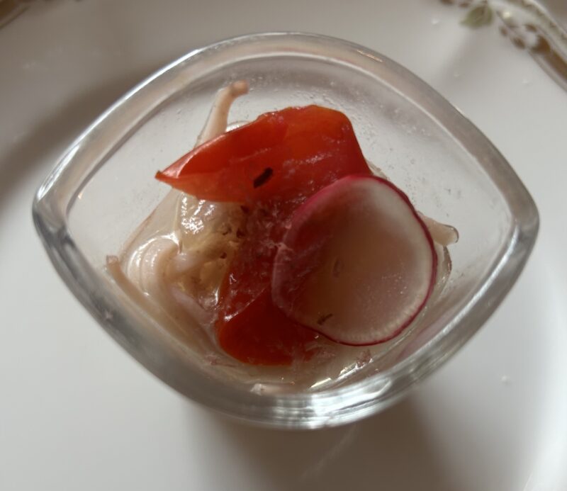 シェラトン都ホテル東京「ロビーラウンジ　バンブー」桜のアフタヌーンティー 桜鯛のマリネとサラダ麺