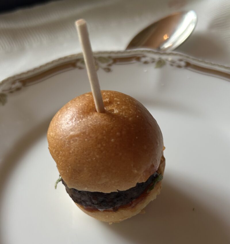 シェラトン都ホテル東京「ロビーラウンジ　バンブー」桜のアフタヌーンティー 国産牛のハンバーガー　パプリカ風味