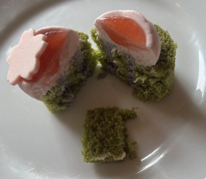 シェラトン都ホテル東京「ロビーラウンジ　バンブー」桜のアフタヌーンティー 抹茶のロールケーキ　桜クリーム2